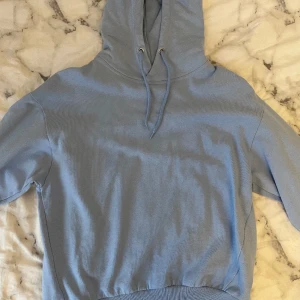 Hoodie - Ljusblå hoodie i storlek S. använd några ggr men i fint skick:)