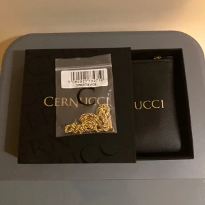Cernucci guld kejda - Köpt från Cernucci. Helt ny. Aldrig använd. Köparen står för frakten. Pris kan diskuteras!