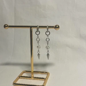 STIL STHLM  - Super fina örhängen! Köp för 99kr/st Eller 185kr/paret. Modell 118. Smyckes ställningen finns även att köpa för 299kr! 