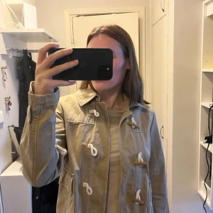 Jacka - Jacka i fint skick, sparsamt använd. Köparen står för eventuell frakt. 🌸