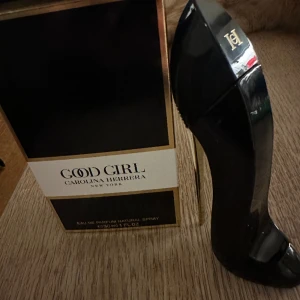 Carolina Herrera parfym 30 ml  - Helt ny Carolina Herrera parfym 30 ml , Endast använd 2 små gånger , upptäckte att det inte passade mig .  Dyr i inköp ,, säljer för 150 Finns i Åmål 