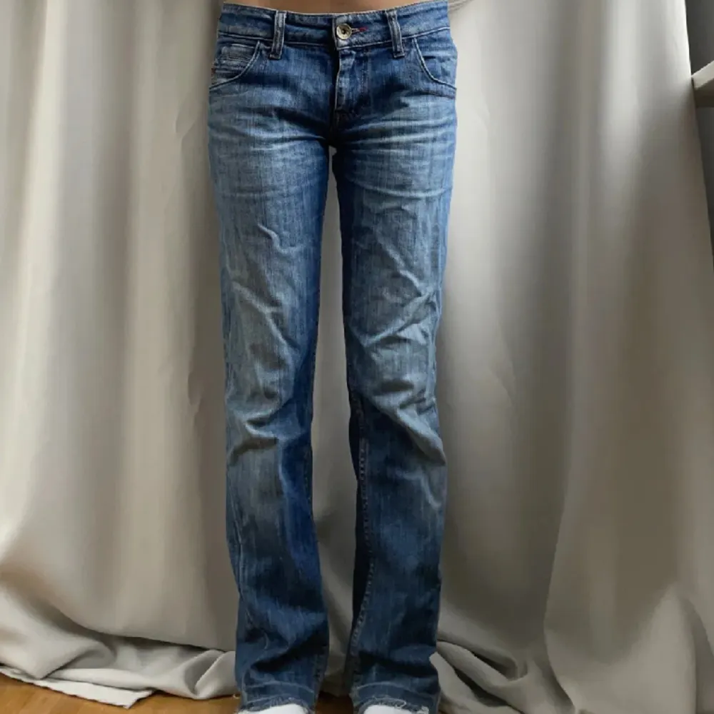 Säljer dessa skit snygga jeans som jag köpt här på PLICK, märket är miss sixty. Säljer då de är lite korta för mig, jag är 168. De är i bra skick men det finns ett litet hål på bakfickan men det är lätt att sy ihop. Kom priv för frågor❤️. Jeans & Byxor.