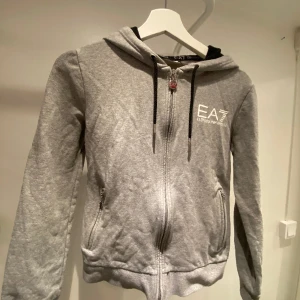 Emporio Armani luvtröja  - Bra skick, använd ett par gånger.