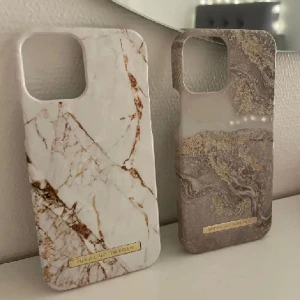 Ideal of Sweden mobilskal 🥰🥰 - Säljer 2 st mobilskal från ideal of Sweden, som helt nya & knappt använda. Ett beige guldigt mobilskal och ett vit med guld marmor!! Säljer pågrund av att jag ska byta mobil, men passar till iPhone 12. Ny pris 299kr!! Säljer båda för 90kr eller 60kr st🤩