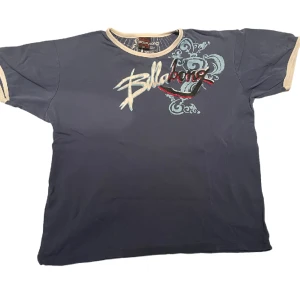 billabong T-shirt  - helt ok skick lite spräckt text passar mer som L än XXL 