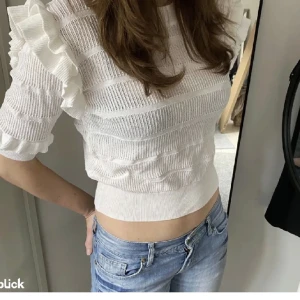 Volang tröja💋🥰 - Säljer en vit volang tröja då den inte kommer till användning längre. Endast använd 1-2 gånger. Den är ursprungligen från Kappahl och säljer för 80kr