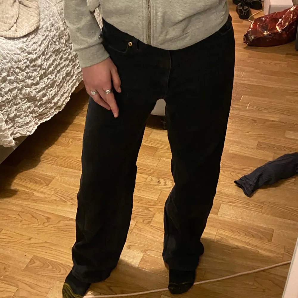 Asnice svarta baggy jeans i strl 27 som passar bra på mig som är 175 lång Finns en liten slitning bak på fickan. Farkut & Housut.
