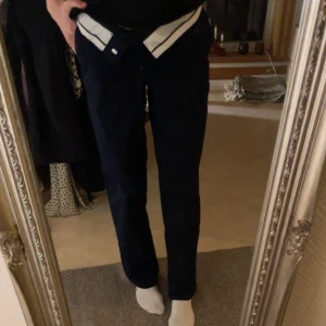 Marinblå chinos - Fint skick, använd fåtal gånger, storlek 34, normal i storlek 