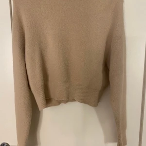 stickad tröja - En super fin beige stickad tröja men super skönt material. Säljer pga den tyvärr är för liten. Kan mötas upp i trollhättan💗