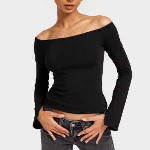 Off shoulder slit topp - Säljer denna tröja från Nelly i storlek XS. Använd några gånger så fortfarande i ett bra skick.