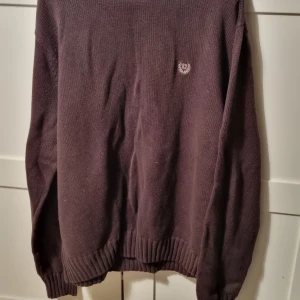 Tjocktröja  - Säljer en brun tjocktröja, den är virkad/stickad, materialet är väldigt tjockt och mysigt (väldigt bra på vintern), på framsidan kan man se tröjans märke som är chaps och den är i storlek XL 