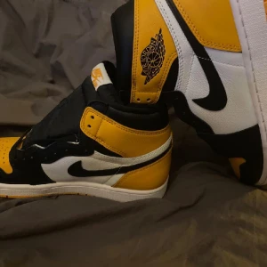 Air Jordan 1 High OG Yellow Toe - Ett par jordans i ny skick köpta från Nike appen SNKR för retail pris 2099kr. De har aldrig använts och kvitto finns. Med mer frågor skriv i dm. Storlek 43!