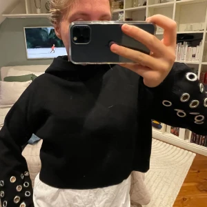 Kort stickad hoodie - Väldigt bra och tjockt material, ny, tuff med armarna!!