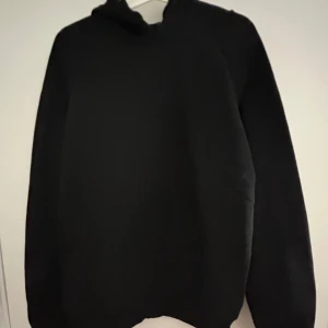 Svart hoodie - Svart Hoodie i bra mjukt kvalite. Finns inga fel med denna 