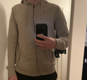 Ziphoddie - En beige hoodie otroligt skön.  Size M.
