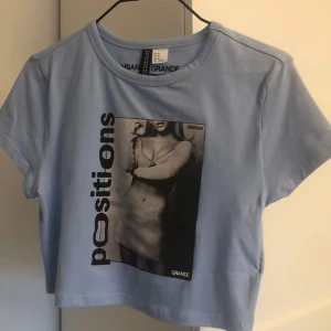 Ariana Grande crop top - Säljer denna Ariana Grande crop top