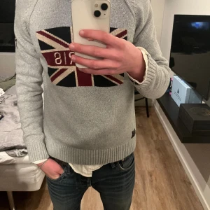 Stickad Morris sweatshirt  - Säljer en riktig fin stickad Morris sweatshirt i 100% bomull!🤩 passar super bra att ha en skjorta under!👌storlek s! Sitter superbra och är otroligt skön!😁säljer för 350!  passar inte priset, kom då med bud!✌🏽✌🏽