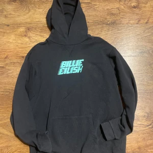 Billie Eilish Hoodie - Nypris 150-199kr, fint skick, finns både fram och baksida 35+ BILLIE EILISH SAKER KOLLA MITT KONTO