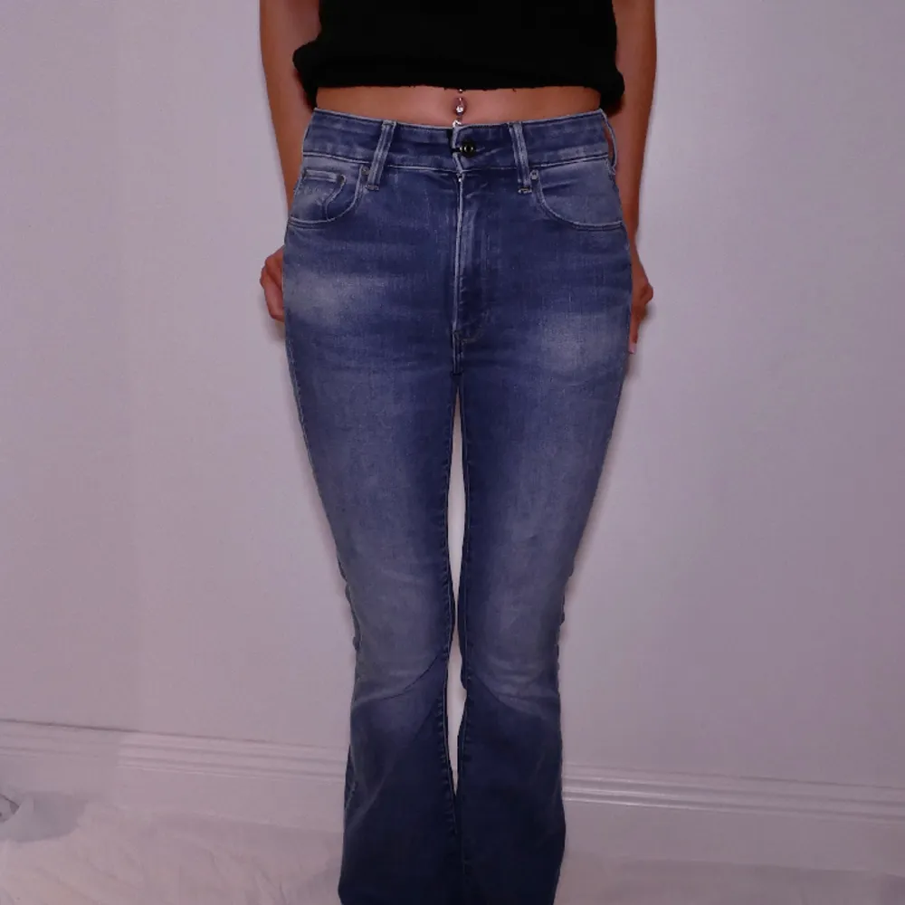 Snygga bootcut jeans   Modellen är 166cm!. Jeans & Byxor.