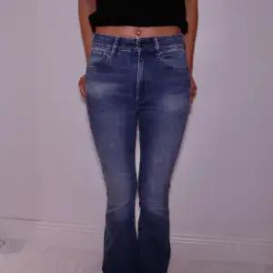 Snygga bootcut jeans   Modellen är 166cm!
