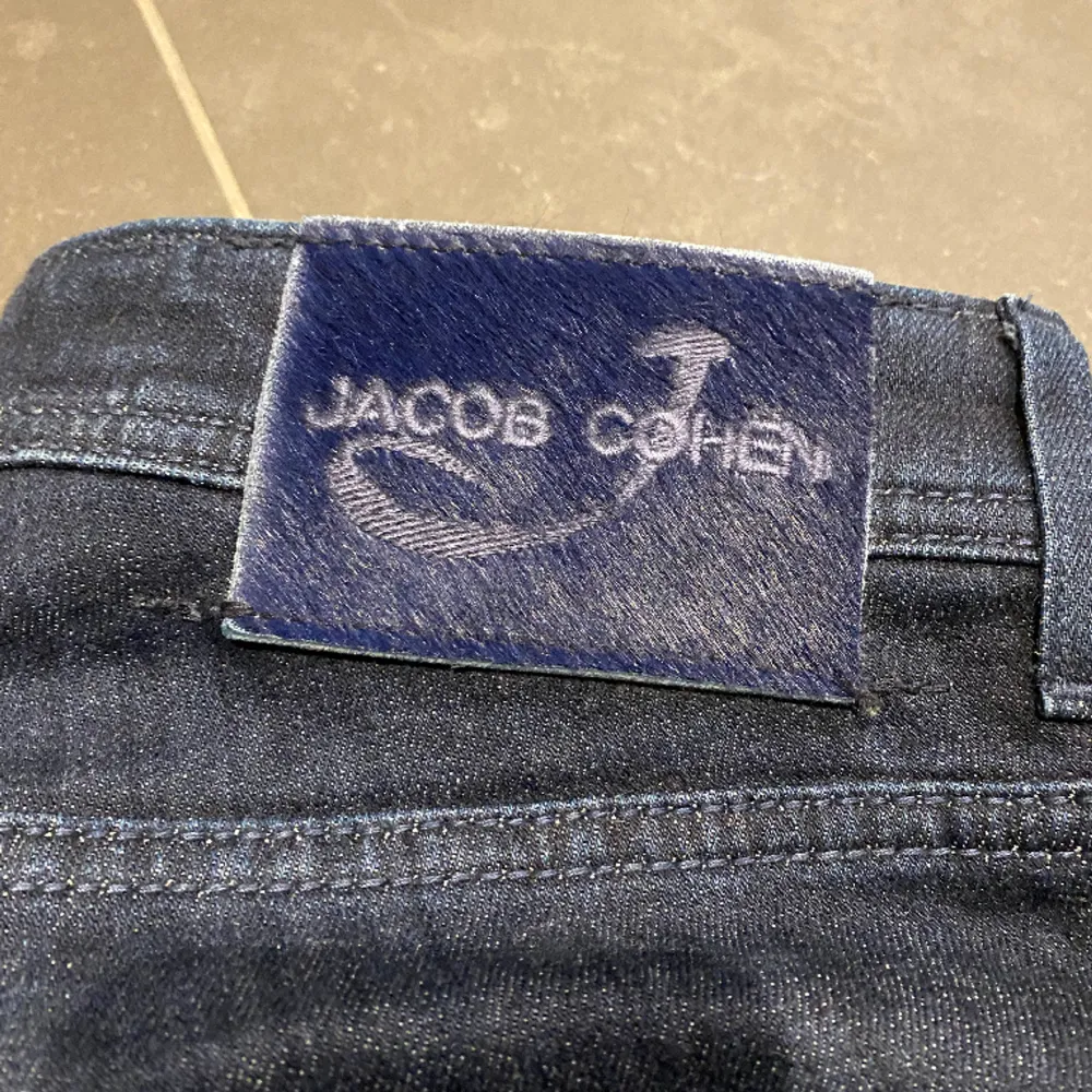 Säljer mina jacob cohen i utmärkt skick. Jeansen är i storlek 30 och skicket är 9/10.. Jeans & Byxor.