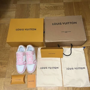 Louis Vuitton Sneakers Pink - Kvitto o alla tillbehör i 2:a bilden medföljer. DM vid intresse💕