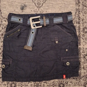 Mörkblå kjol - Mörkblå kjol från edc by esprit i storlek 34. Säljs för att den är för stor för mig. Skriv vid frågor💕