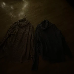 Två stickade tröjor - Pris kan ändras! 1st: 150kr 2(båda): 200kr