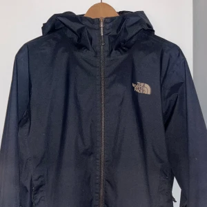 North Face Jacka - Hej, säljer nu denna snygga North Face jacka, då det inte är min stil riktigt längre. Den har några småhål som jag kan skicka bild på för den som är intresserad, men min upplevelse är att det är nånting man inte tänker på/ser när man har på sig jackan.