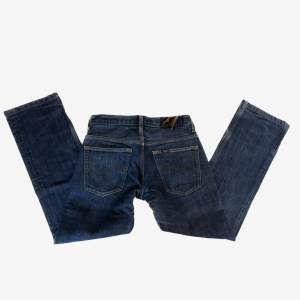 Vintage lee jeans där lappen är skruvad, går att sy fast! 74 midja,  71 innerbenslängd. 