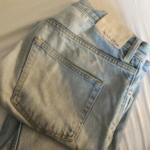  low/midwaist gant jeans  - !!tar bara Swish mot att jag skickar en film på att jag postar dom då jag inte kan ta få betalningar från Plick!! 