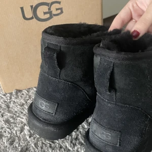 Svarta låga uggs - Svarta låga UGG’s. ”W Classic mini II” Stolek 37. Nästan aldrig använda och är i helt nytt skick. Köpta för 2300kr 