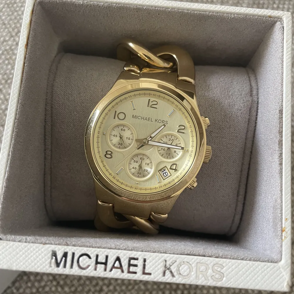 Snygg klocka från Michael kors som tyvärr inte kommit till användning, man kan justera klockan och ändra storlek. . Accessoarer.