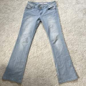 Säljer dessa sjukt snygga ljus blå lågmidjade jeansen!!😍😍 säljer då dem tuvärr var för stora😫 Innerbens längd: 83 cm  Midjemått: 40 cm