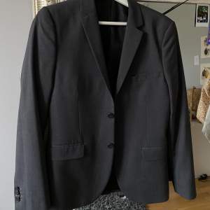 Mörkgrå kavaj/blazer från H&M! Fint skick och utan defekter. Okänd storlek men sitter oversized på mig som är strl S🪩