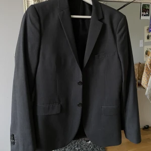Kavaj/Blazer - Mörkgrå kavaj/blazer från H&M! Fint skick och utan defekter. Okänd storlek men sitter oversized på mig som är strl S🪩