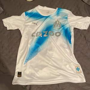 En snygg speciell marseille fotbolls t shirt anniversary modell tyvärr är den för stor och den är aldrig använd bara testat. Priset ej hugget.