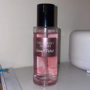 Victoria Secret parfym, doft: velvet petals🌸🤍 Lite sprejat🦦 