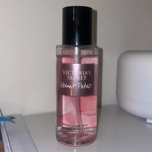 Victoria Secret Parfym - Victoria Secret parfym, doft: velvet petals🌸🤍 Lite sprejat🦦 