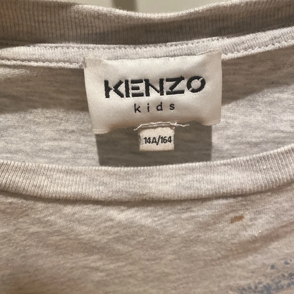 Säljer en kenzo tröja som är stor i storleken. Står att den är 164 men är nog mer upp mot något som 170, alltså skulle passa en 13-14 åring. Skick 7/10 Skriv för fler frågor, bilder.. T-shirts.