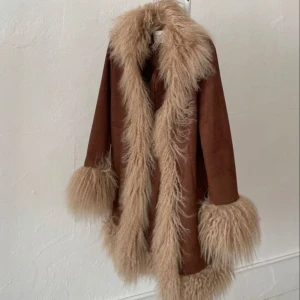 Charlotte Simone jacka - Säljer denna fina jacka köpt från Charlotte Simone som är i väldigt bra skick. Nypris 7000