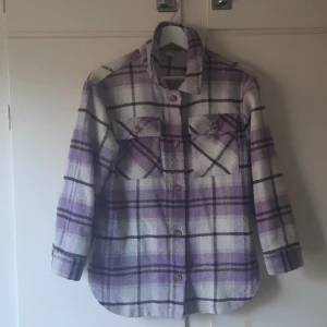 Rutig tröja - Lila rutigtröja, i fin skick