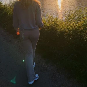 Mjukis  - Mjukis i typ yoga pants liknande modell. I mkt bra skick!