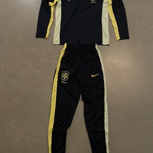 Fotboll, Tracksuit  - Säljer en Tracksuit Brasilien 🇧🇷 , tröjan är använd två gånger men byxorna är oanvända. Storlek S, Passar runt 170 köp bara tröjan för 400kr och bara byxorna för 200kr