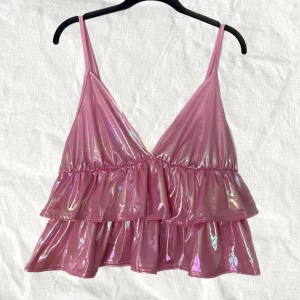 topp - Skiiiiiit snygg topp med volanger😍🩷 då jag inte känner mig lika bekväm i den som önskat så säljer jag den:( INGA BILDER PÅ!! Passar en M o L