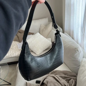 Väska Urban Outfitters - En helt ny och oanvänd väska, finns fortfarande kvar stoppningen så har inte ens öppnat upp. Ni får gärna ge prisförslag! 