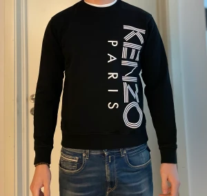 Kenzo Paris tjocktröja - Säljer min kenzo Paris tröja, cond 8,5/10 säljer pågrund av att den börjar bli liten 
