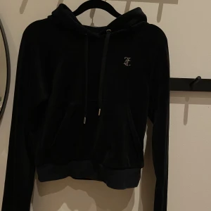 Juicy Couture tröja  - Säljer min Juicy Couture hoddie. Den är som ny, endast avänd en gång och är jättefin. Säljer pågrund av att den är för liten för mig. Inte alls sliten. I storlek Xs men passar även en S. Ordinarie pris 900kr.