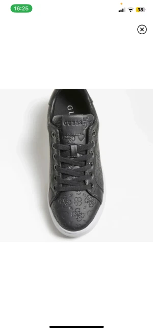 Guess skor - Skor anvönda 10 gånger köpta för 1099kr storlek 39 finns en defekt skriv gärna privat INNAN NI KÖPER om ni vill se den. 