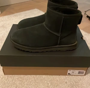 Uggs - Säljer mina uggs i storleken 44. Skicket är 9,5/10. Använda två gånger och de är vattenimprignerade
